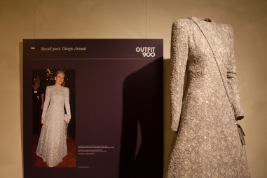 l'abito di Giorgio Armani indossato da Glenn Close per la cerimonia degli Oscar nel 1994.